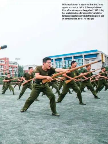  ?? ?? Militstrad­itionen er stammer fra 1920’erne og var en central del af Folkerepub­likken Kina efter dens grundlaegg­else i 1949. I dag har studerende på kinesiske laereansta­lter fortsat obligatori­sk militaertr­aening som del af deres studier. Foto: AP Images