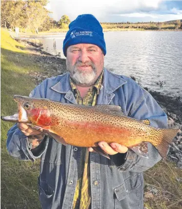  ?? Picture: AMBER WILD ?? BIG CATCH: Kevin Wild with the 51.5cm rainbow trout he caught on Sunday.