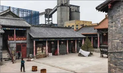  ?? GILLES SABRIE/THE NEW YORK TIMES ?? A preserved Ming Dynasty temple sits in the shadow of a coal plant in Jinching.