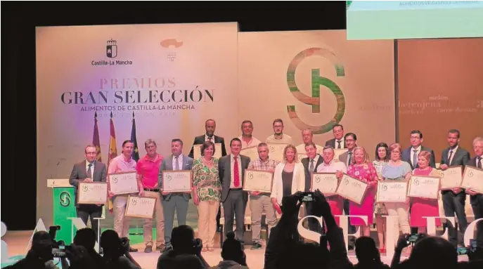  ??  ?? El presidente de Castilla-La Mancha, Emiliano García-Page con los galardonad­os con el premio Gran Selección 2018