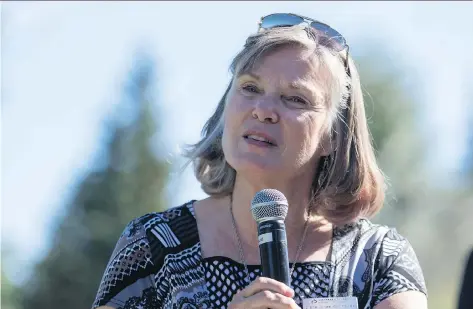  ??  ?? Diane Jones Konihowski speaks at a recent charity golf tournament in Calgary where the former Saskatoon resident now lives and works.