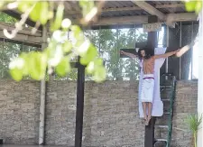  ?? ?? Cristo en el calvario es el centro de la devoción en Ñemby.