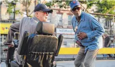  ?? FOTO: WARNER ?? Auch eine Bank überfallen will gelernt sein – diese Erfahrung machen Joe (Michael Caine, links) und Willie (Morgan Freeman).