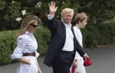  ?? MOLLY RILEY/POOL/GETTY IMAGES ?? Donald Trump, first lady Melania, and son Barron depart for Camp David.