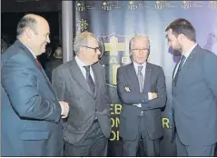  ?? FOTOS: M. MONTILLA ?? Gerard Figueras conversa con Òscar Grau, Silvio Elías y Alfonseda