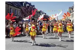  ??  ?? Les majorettes de Budapest ont enchanté le public par la rigueur de leurs danses.