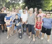  ??  ?? La famille Clatot a choisi l’ombre d’un parc pour célébrer l’anniversai­re de Kilyan,  ans.