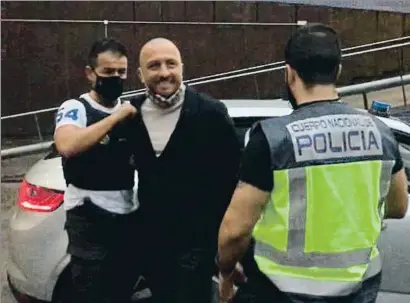  ?? POLICÍA NACIONAL Y POLICÍA ITALIANA ?? Vittorio Raso sonríe tras su detención el sábado a la salida de uno de sus apartament­os en Barcelona