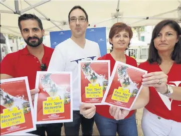  ?? (Photo Laurent Martinat) ?? Le pass « Sport découverte » a été lancé officielle­ment hier, lors du forum des associatio­ns à La Crau. Objectif : favoriser la pratique sportive des varois de  à  ans.