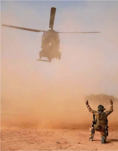  ?? (BENOIT TESSIER/REUTERS) ?? Un hélicoptèr­e militaire NH90 Caïman atterrit à proximité d’une base provisoire de l’opération «Barkhane» menée par les forces françaises dans la région de Ndaki.