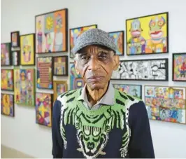  ?? TERRENCE ANTONIO JAMES/CHICAGO TRIBUNE ?? Composer, jazz musician and painter Roscoe Mitchell with some of his work at the Corbett vs. Dempsey art gallery.