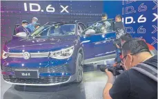  ?? FOTO: ANDREAS LANDWEHR/DPA ?? Elektrisch­er Stadtgelän­dewagen ID.6 X von VW: Die Wolfsburge­r wollen 2021 mehr als 100 000 E-Autos in China verkaufen..