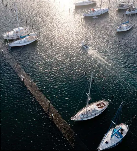  ?? ?? Vandet stod højt på Egå Marina efter stormen Pia. Foto: Casper Dalhoff