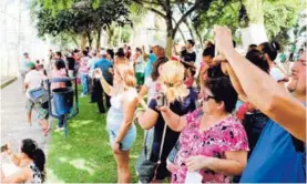  ??  ?? La plaza de Guácimo se llenó de curiosos para ver el helicópter­o.