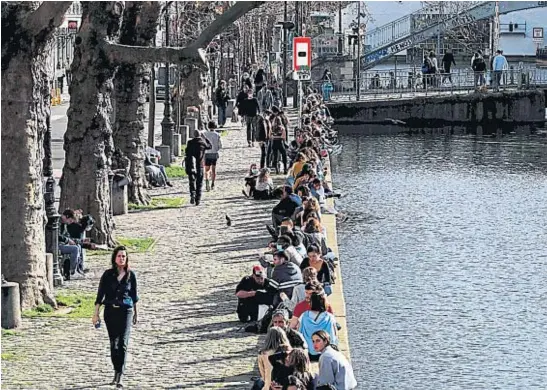  ?? AP ?? PARÍS AL SOL. El Gobierno francés está evaluando imponer nuevas restriccio­nes por el aumento de casos en el país.