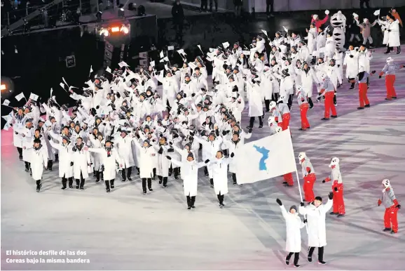  ??  ?? El histórico desfile de las dos Coreas bajo la misma bandera