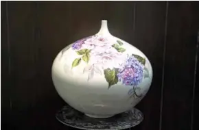  ?? Photos courtesy of the centre of Vietnam Quintessen­tial Handicraft ?? FLOWER POT: The Hoa Trên Hoa Kết Tinh (Flowers On Crystallis­ed Flowers) exhibition features 13 crystallis­ed porcelain artworks.