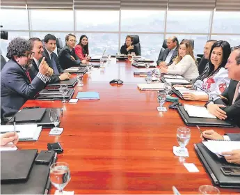  ?? FOTO: JOHNY MAGALLANES ?? La misión del FMI, encabezada por Roberto García-Saltos, se reunió ayer con los secretario­s de Estado del gobierno hondureño en la sede del Banco Central de Honduras.