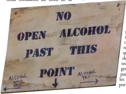  ??  ?? 126
A l’entrée de l’épicerie du coin, cet écriteau pour signifier aux visiteurs que l’alcool doit s’acheter séparément.