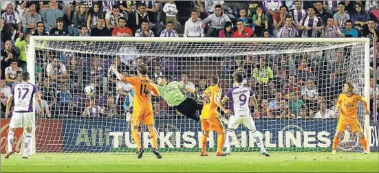  ?? CÉSAR MANSO / AFP ?? Iker Casillas s’estira sense poder aturar el cop de cap d’Osorio que va servir al Valladolid per empatar el partit