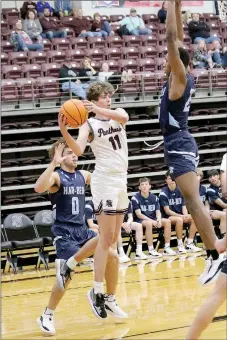  ?? Brooke Ross/Special to Siloam Sunday ?? Siloam Springs junior Nate Vachon (middle) looks to make a play as Springdale Har-Ber’s Miles Rolfe (left) and Jermaine Tilford (right) guard on the play.