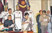  ?? ARVIND YADAV/HT ?? Suresh Prabhu takes the oath as a cabinet minister at the Rashtrapat­i Bhavan on Sunday.