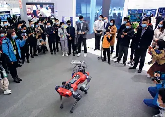  ??  ?? Le 22 novembre 2020, le groupe China Electronic­s Technology a présenté un robot quadrupède à l’occasion de l’exposition Lumières de l’Internet durant la Conférence mondiale de l’Internet à Wuzhen (Zhejiang).