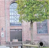  ?? FOTO: KALLIANTER­IS ?? Ein markantes Gebäude, das eng mit der Viersener Braugeschi­chte verbunden ist: das Sudhaus an der Dülkener Straße.