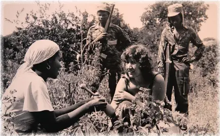  ?? PICTURE: SAHA COLLECTION ?? Julie Fredrikse interviews a woman in rural Zimbabwe in 1980.