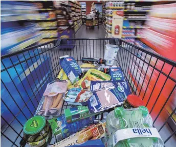  ?? FOTO: DPA ?? Ein Einkaufswa­gen mit Lebensmitt­eln. Vor allem die Preise für Nahrungsmi­ttel und Energie sind in Deutschlan­d gestiegen, was die Inflation antreibt.