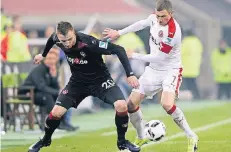  ?? FOTO: DPA ?? Der Düsseldorf­er Kapitän Oliver Fink (r.) und Kacper Przybylko vom 1. FC Kaiserslau­tern kämpfen um den Ball.