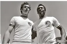  ?? FOTO: WEREK/IMAGO IMAGES ?? Der Kaiser und der wohl beste Fußballspi­eler aller Zeiten: Franz Beckenbaue­r und Pelé spielten bei Cosmos New York zusammen.