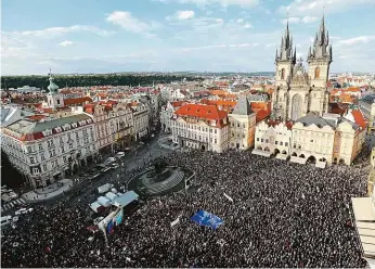  ?? FOTO MAFRA – TOMÁŠ KRIST ?? Demonstran­ti v Praze včera zaplnili většinu Staroměsts­kého náměstí