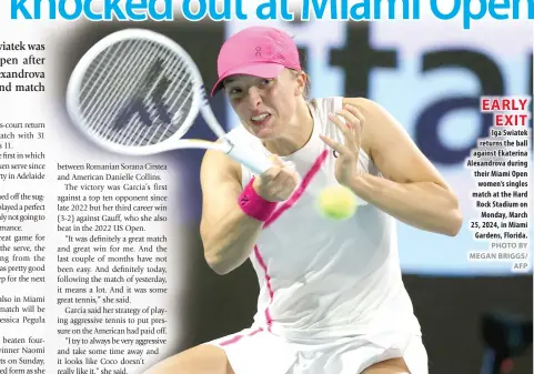  ?? PHOTO BY MEGAN BRIGGS/ AFP ?? EARLY EXIT
Iga Swiatek returns the ball against Ekaterina Alexandrov­a during their Miami Open women’s singles match at the Hard Rock Stadium on Monday, March 25, 2024, in Miami Gardens, Florida.