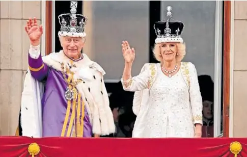  ?? // AFP ?? Los Reyes Carlos y Camila hace un año en el balcón del palacio de Buckingham