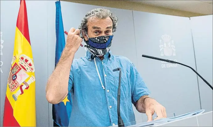  ?? RODRIGO JIMÉNEZ / EFE ?? Fernando Simón con mascarilla justo antes de comenzar la comparecen­cia para explicar los últimos datos sobre la pandemia en España