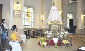  ??  ?? Devotos aparecen al pie del altar de la Virgen María dentro del templo parroquial de Guarambaré.