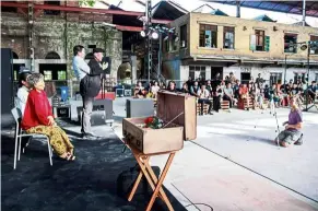  ?? — TAN CHUN CHEUH ?? The KL shakespear­e Players performing at an arts bazaar in sentul depot, KL last year.