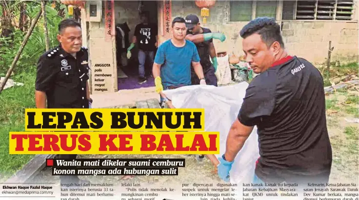  ??  ?? ANGGOTA polis membawa keluar mayat mangsa.