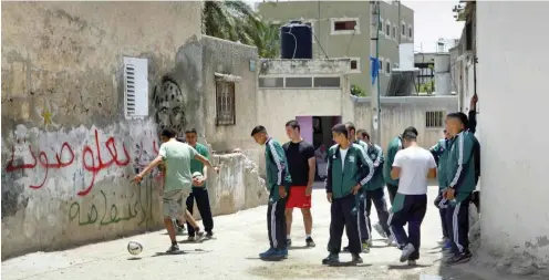  ?? Foto: ZDF ?? Die jungen palästinen­sischen Fußballer möchten auch gern für ihr Land gegen das israelisch­e Team spielen.