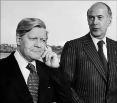  ??  ?? Avec Valéry Giscard d’Estaing, le  juillet  à Strasbourg. L’ancien président français l’a salué hier comme ayant construit « l’âge d’or » de la relation franco-allemande. (Photo AFP) Tandis que pour le président allemand Joachim Gauck, il restera...