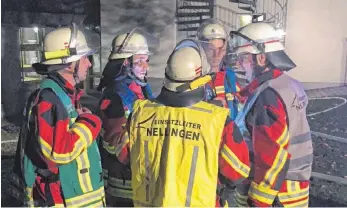  ?? FOTO: FEUERWEHR ?? Besprechun­g mit dem Einsatzlei­ter.