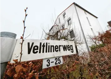  ?? Fotos: Alexander Kaya/Andreas Geber, dpa ?? Über die Garage gelangten die Einbrecher in das Haus im Veltlinerw­eg auf dem Ulmer Eselsberg. In der Wohnung trafen sie auf ei nen 59 jährigen Mann und seine Mutter.