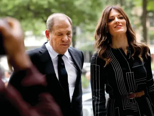  ??  ?? POURSUITES. Le 26 août, Harvey Weinstein se rend avec
Donna Rotunno au tribunal de New York pour affronter de nouvelles accusation­s d’agression sexuelle, celles de l’actrice Annabella Sciorra. Celle-ci sera appelée à témoigner lors du procès qui débute le 6 janvier.