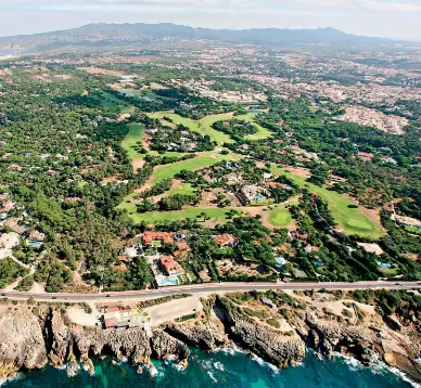  ??  ?? Ao longo da estrada do Guincho, que delimita a zona Sul da Quinta da Marinha, há restaurant­es de luxo