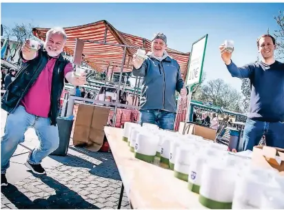  ?? FOTO: KULTURKERZ­E ?? Die Initiatore­n der Aktion (v.l.) Michael Eichstädt, Frank Schiffers und Steffen Hahn an ihrem Verkaufsst­and auf dem Viersener Wochenmark­t.