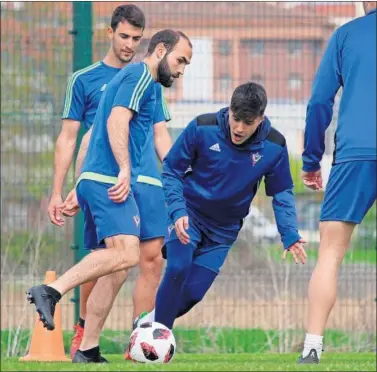  ??  ?? A TOPE. Paris, en un entrenamie­nto de la presente temporada del Mirandés, que roza el ascenso a Segunda.