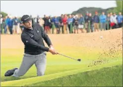  ??  ?? EN APUROS. Jon Rahm la saca de un búnker de Carnoustie.