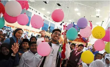  ??  ?? arwind Kumar (centre) playing a game with some of the students of SK Tambun Tulang during last year’s kindness campaign at the school in Tambun Tulang, arau, Perlis.