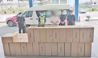  ??  ?? The 42 boxes containing imported cigarettes that were confiscate­d from the suspect.